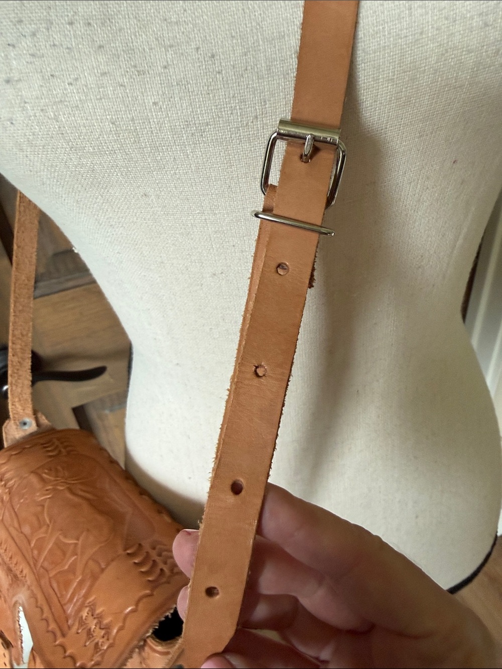 Hand-Tooled Tan Leather Crossbody Bag - Picture 4 of 5